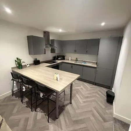 2 Bedroom Serviced In - 4 * Loftus