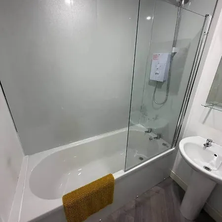 2 Bedroom Serviced In - 4 Apartment Loftus
