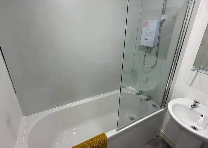 2 Bedroom Serviced In - 4 Apartment Loftus